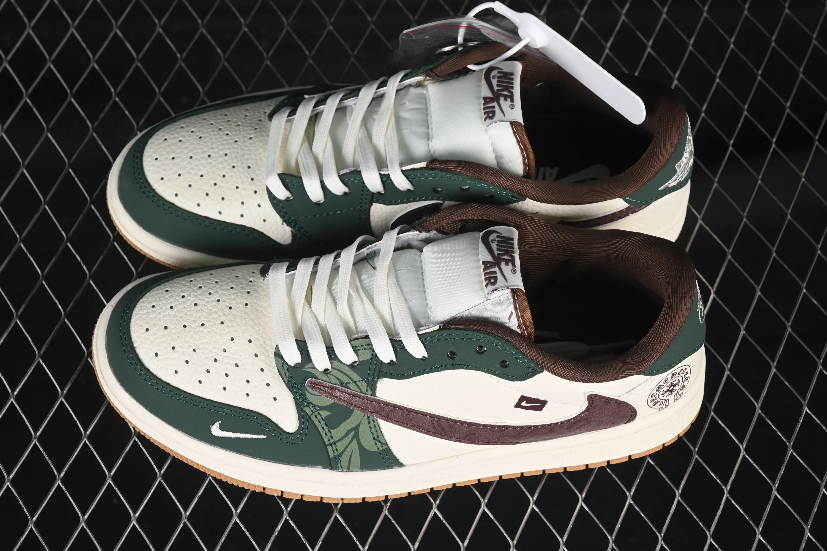 All Categories Air Jordan Jordan Series Basketball Shoes Air Jordan 1 Low High-end Customized Low-top Shoes Travis Scott x Fragment Design x Air Jordan 1 Low OG SP AJ1 Crow Heart Joint Green Peanut Gum Low-top Cultural Casual Shoes XS2024-044